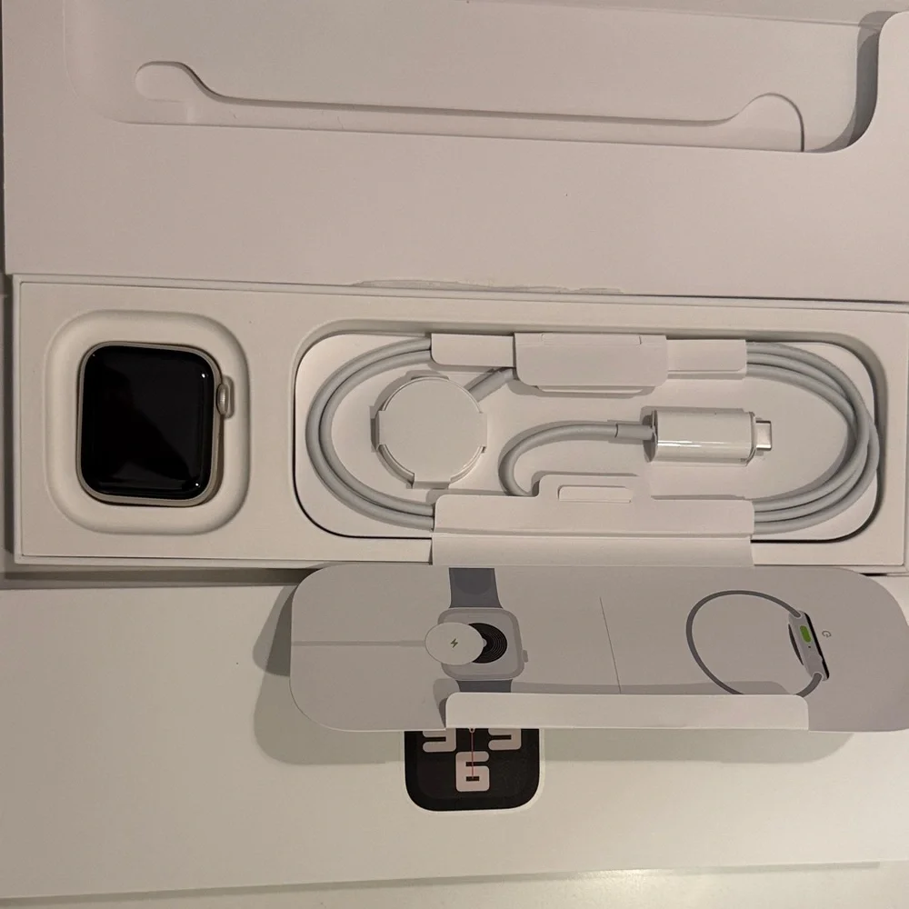 SE (2nd gen) 40mm (GPS) starlight Apple Smartwatch with Black and Silver Accents - Picture 3 of 5